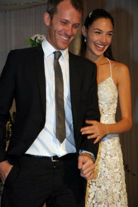 You know gal gadot, especially from her role as wonder woman in the dc universe films. Fotos de Casamento: Gal Gadot e Yaron Varsano em 2020 | Casamento da mulher maravilha, Gal gadot ...