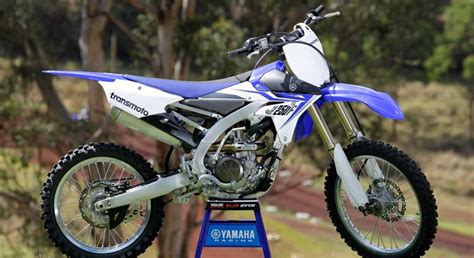 Chassisopgraderinger til 2014 yamaha yz250f inkluderer en helt ny bilateralt stråleramme, mens kybs luftolierede, hurtighedsfølsomme gaffel og stød af samme fabrikat er blevet opdateret. Review: 2014 Yamaha YZ250F - Transmoto