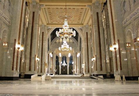 وتداول رواد مواقع التواصل الاجتماعي مقطع فيديو لشخص في الحرم المكي وهو يصرخ بين المصلين ويثير. صور توسعة الحرم المكي - شبكة ابو نواف