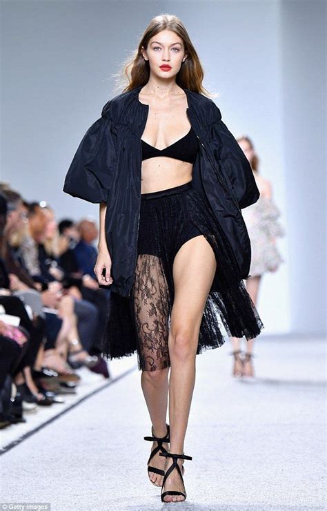 Tommy Hilfiger Put Gigi Hadid In A Poncho Because Of Her Size Fashion Fashion Week Gigi