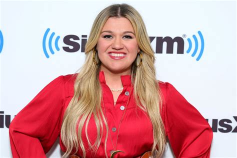 Kelly Clarkson Recalls Hilarious Wardrobe Malfunction During Since U Been Gone Music Video