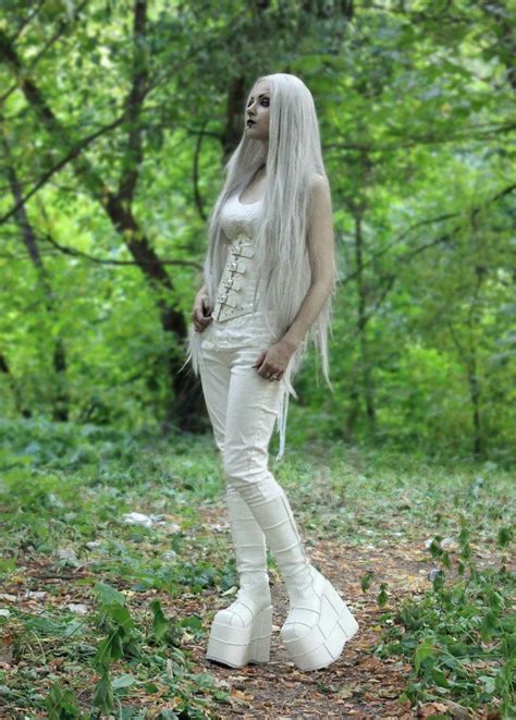 White Gothic ♡ Winter Witch • ஜீ ¨ • Ds Erikaevans5245 Gothik Frauen Gothische Schönheit