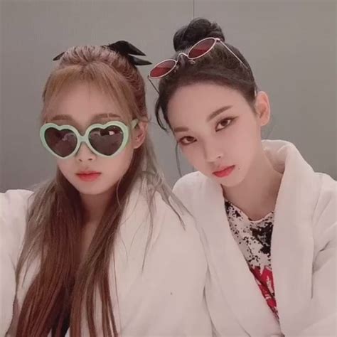 Giselle And Karina Kpop Aespa E Giselle Kpop Girl Groups Korean Girl Groups Kpop Girls