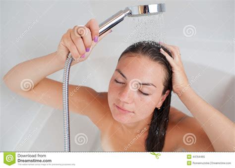 Mooie Jonge Vrouw Die Een Douche Neemt Stock Afbeelding Image Of Zorg Hygiënisch 44764465