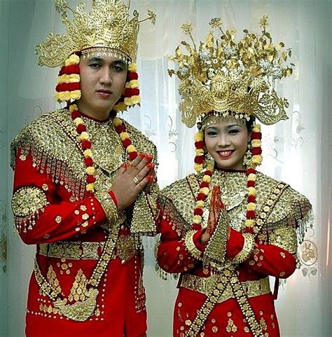 Meskipun penuh dengan keragaman budaya, indonesia tetap satu sesuai dengan semboyan nya. YUK Intip Pakaian Tradisional Khas Sumatera Barat ~ SATU NUSA SATU BANGSA RAGAM BUDAYA