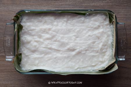 Rebus 1 liter air dan 8 lembar daun pandan wangi hingga menyusut setengahnya. Bingka Tepung Beras (Baked Rice Flour Coconut Cake)