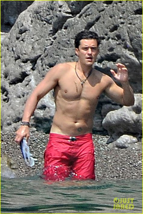 Orlando Bloom Goes Shirtless Puts His Muscles On Display Photo Orlando Bloom