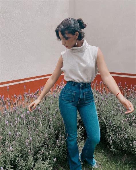 Los jeans acampanados de Ángela Aguilar ideales para marcar la cintura