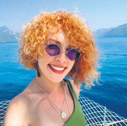 Şu anda ekranlarda yayınlana sen çal kapımı adlı dizide ceren adlı karaktere hayat verdiği biliniyor. Melisa Döngel ve Açelya Topaloğlu yüzleri gülümsetti - Takvim