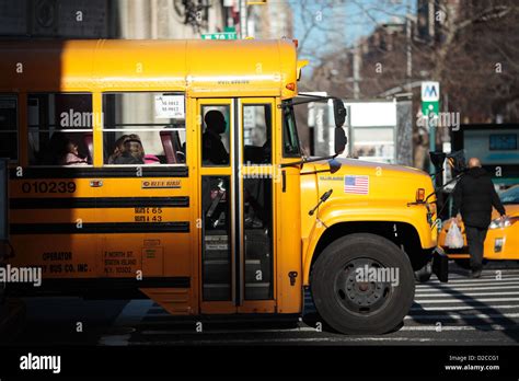 Autobús Escolar En Manhattan Nueva York Fotografía De Stock Alamy