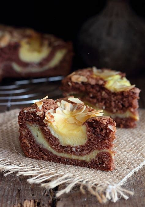 Ingredienti;3 rotoli di pasta sfoglia rettangolare,500gr di crema pasticcera,500 gr di crema a nutella,granella di nocciole e zucchero a velo q.b.procedimento;preparare le due creme,per la pasticcera occorre (400ml di latte freco,100ml di panna fresca,75 gr di amido,200 gr di zucchero. Torta al cacao e mandorle con crema pasticcera (Saltando ...