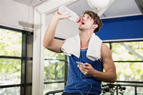 Premium Photo Man Drinking Water While Exercising