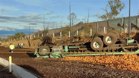 Chofer vuelca su camión de ladrillos y muere en la México Puebla