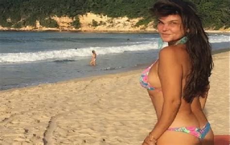 Cristiana Oliveira exibe corpão em dia na praia OFuxico