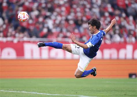 ＜阿部勇樹引退試合＞華麗なボレーでゴールを狙う阿部 （撮影・白鳥 佳樹） ― スポニチ Sponichi Annex サッカー