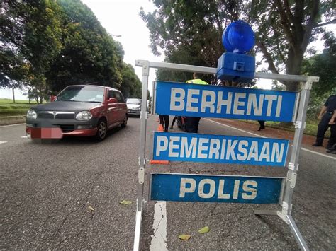 These sentences come from external sources and may not be accurate. Polis Melaka buat 25 sekatan jalan raya sepanjang PKP 2.0