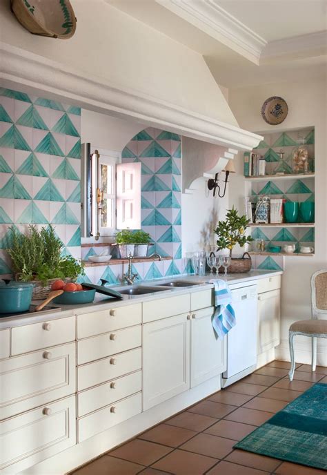 A veces no tienes por que pintar todos los azulejos de la cocina, quizás quieras probar a pintar solo una pared o un trozo. Cómo pintar los azulejos de la cocina paso a paso