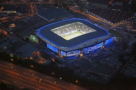 Po dwóch latach obiekt zmodernizowano, podniesiono trybuny, a jego pojemność zwiększyła się do około 30 tys. Ghelamco Arena, new stadium of KAA Gent. | Estadio futebol ...