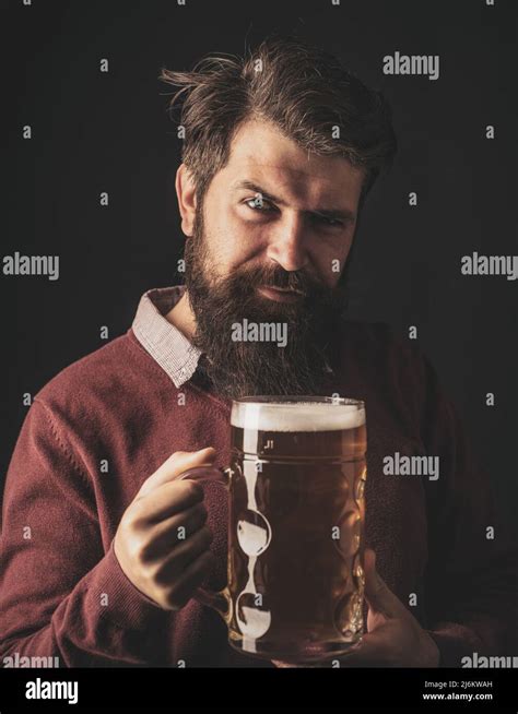 Hombre Mayor Bebiendo Cerveza Con Cara Sorpresa Tipos Y Estilos De