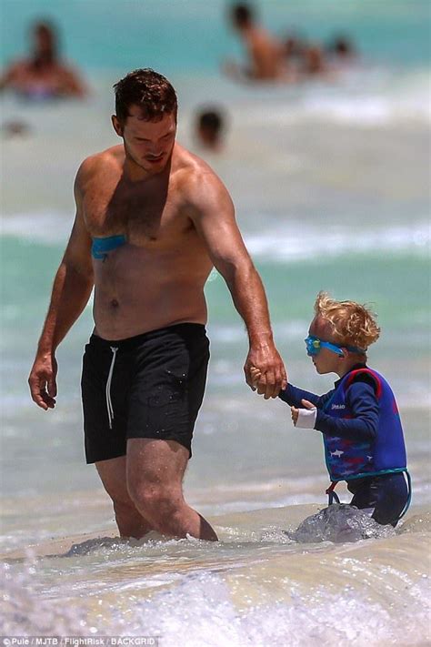 Chris Pratt Shows Off Biceps And Ripped Abs In Honolulu Chris Pratt Shirtless Chris Pratt