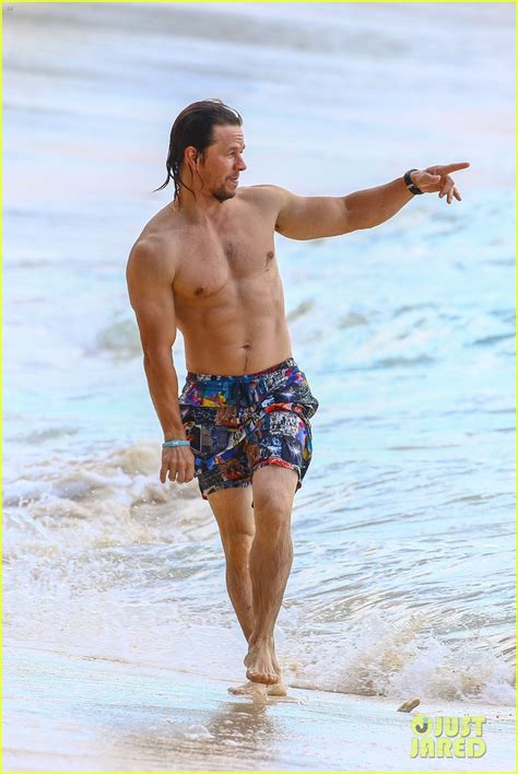 mark wahlberg continues showing off his hot body in barbados photo 3788401 mark wahlberg