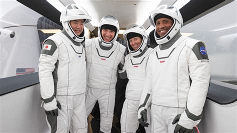 太空探索技术公司 龙 号载人飞船历史性地向空间站发射了4名宇航员万博苹果app20 万博登录万博官方网站是什么