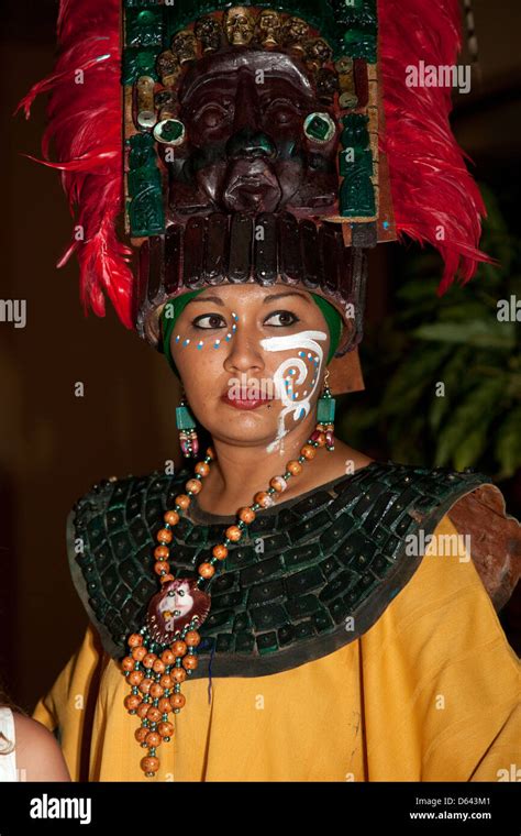 Mayan Costume Fotos E Imágenes De Stock Alamy