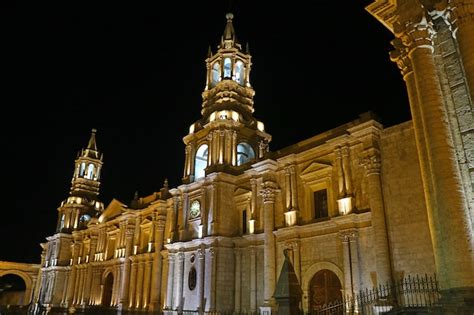 Impresionante Vista De La Basílica Catedral De Arequipa Por La Noche
