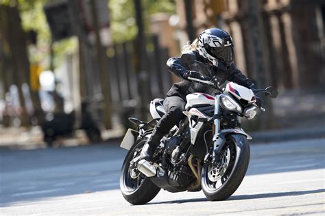 Triumph street triple rs (2020). Triumph Street Triple S 2020 renovada | Motos Mas