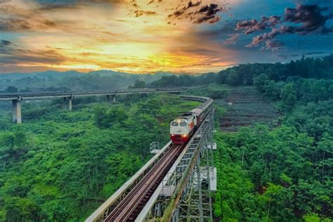 5 Jalur Kereta Api Terindah Di Indonesia Bisa Lihat Pegunungan Halaman