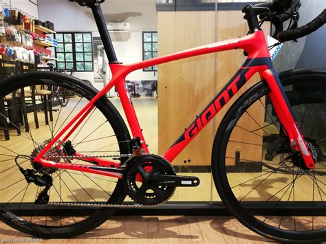 The tcr advanced delivers on all three, making it a versatile performer for competitive road riders. 2019 GIANT TCR Advanced 2 Disc - XS size only