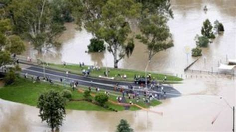 thousands evacuated from queensland flooding bbc news