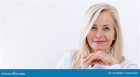 Älskvärd Medelålders Blond Kvinna Med Ett Stråla Leendesammanträde På Kontoret Som Ser Kameran