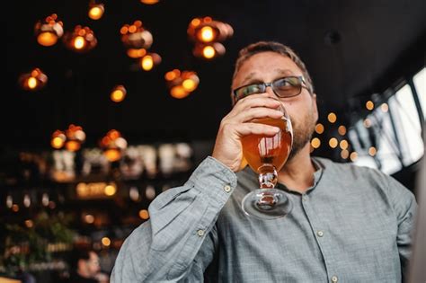 Hombre Bebiendo Un Vaso De Cerveza Ligera Fresca Fría Mientras Está