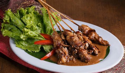 Banyak jenis menu ayam goreng yang sangat menggugah selera makan. 7 Resep Sate Ayam Nusantara yang Siap Manjakan Lidah Anda