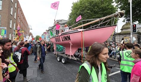 Extinction rebellion first emerged in fall last year, when thousands of demonstrators took to the streets of london. Watch: Extinction Rebellion Ireland Protest Outside Dail Eireann