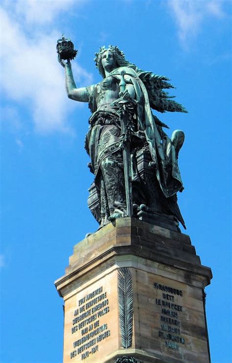 It stands on the densely forested grotenburg, sometimes also called the teutberg or teut, a hill (elevation 386 m). Niederwalddenkmal.... oben auf die Germania.... Foto ...