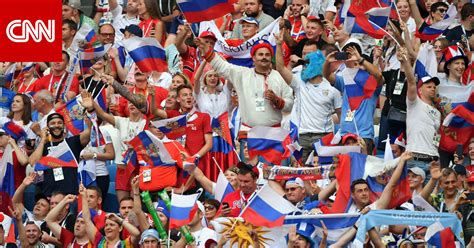 فيفا يغرم روسيا بعد لافتة عنصرية في مباراتها أمام الأوروغواي Cnn Arabic