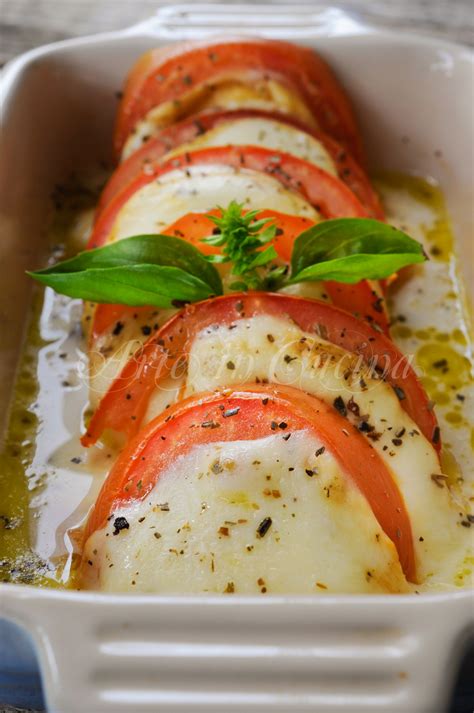Una ricetta veloce e facile come basta semplicemente tagliarla a fette oppure a cubotti, condire a piacere e infine cuocere in forno! Caprese al forno ricetta secondo veloce