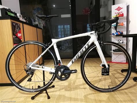 Looking for the latest version of this bike? ALL NEW 2020 GIANT TCR Advanced 1 KOM (White)