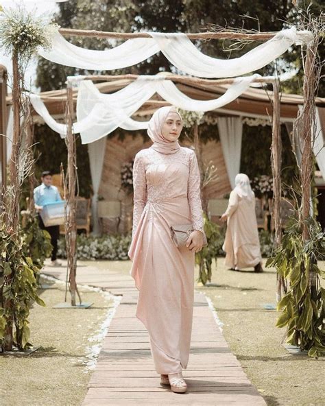 Ide Dress Berbahan Brokat Dengan Hijab Buat Kondangan