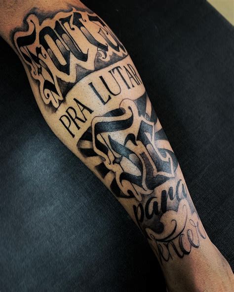 Lettering tattoo Tatuagem atrás do braço Tatuagem Tatuagem masculina