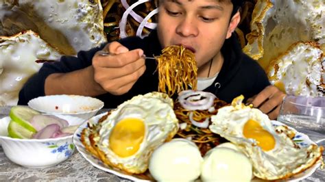 eating delicious spicy chowmein noodles 🌶🍝 with fried and boiled eggs 🥚 youtube