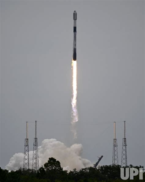 Photo Spacex Launches Starlink Satellites From Cape Canaveral Florida