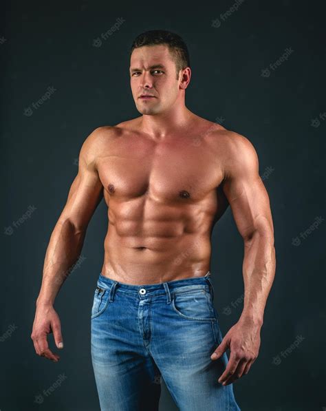 corpo de cara sexy musculoso tronco nu homem sensual com torso forte nu retrato da moda de