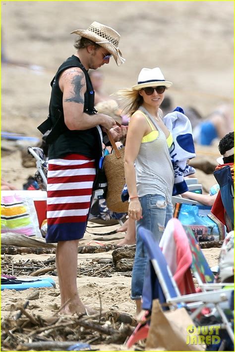 Kristen Bell And Dax Shepard Show Off Beach Bodies In Hawaii Photo