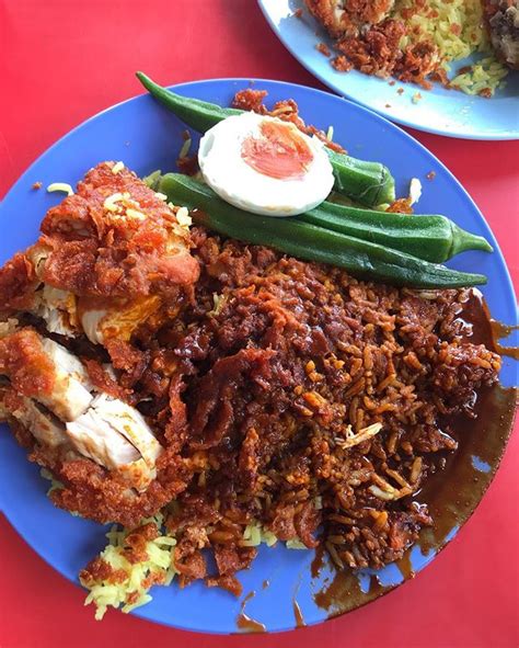 Rice with mixed gravy and chicken, papadom,achar. Restoran Di Kajang Ini Menjual Nasi Kandar Kedah RM5 Sahaja
