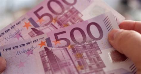 Curs bnr azi este util oricarei persoane interesate sa afle corect cursul bnr, cursul valutar, cursul euro, cursul valutar bnr, cursul dolar, bnr, convertor valutar, arhiva curs bnr, stiri financiare, grafice valutare, case de schimb, curs bnr dolar. Curs valutar BNR, azi 13 octombrie. Zi cu ghinion pentru ...