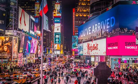 The current america/new_york time zone offset is: Times Square, le cœur bouillonnant de New York - Taste of USA