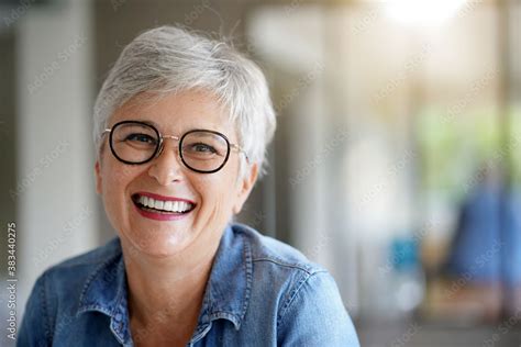 Foto De Portrait Of A Beautiful Smiling 55 Year Old Woman With White Hair Do Stock Adobe Stock